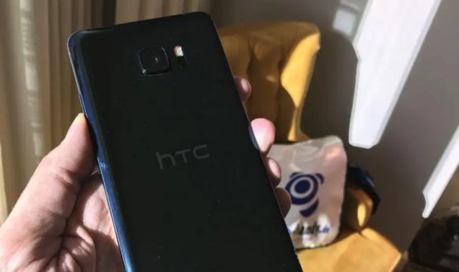 HTC U Ultra: tutte le foto e le soluzioni tecniche del nuovo smartphone