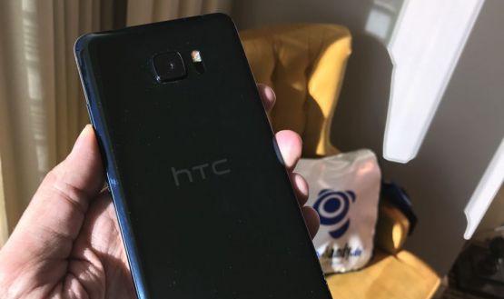 HTC U Ultra: tutte le foto e le soluzioni tecniche del nuovo smartphone
